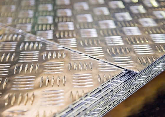 중국 샹파뉴 색 알루미늄 무늬판 1000 밀리미터 - 6000 밀리미터 길이 협력 업체